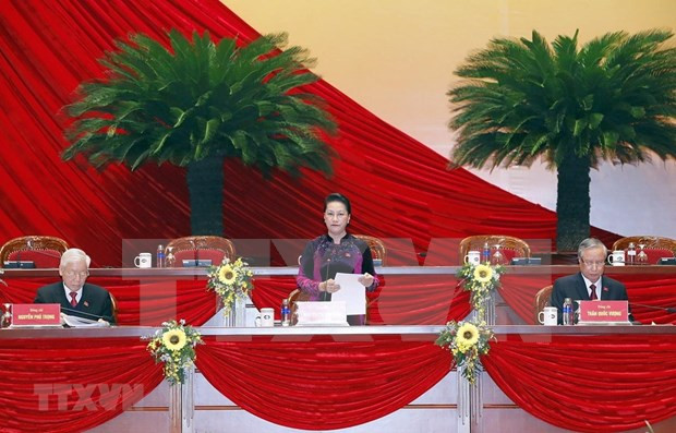 越南国会主席阮氏金银公布主席团名单。图自越通社 越共十三大筹备会发表新闻公报 ảnh 2