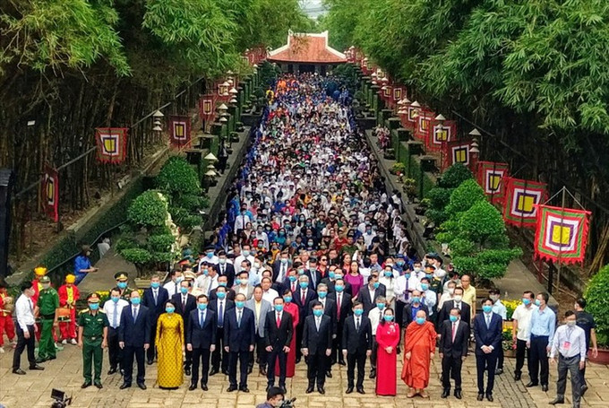 出席雄王祭祖仪式的代表团。图自越南之声广播电台 越南全民族大团结精神的根源 ảnh 1