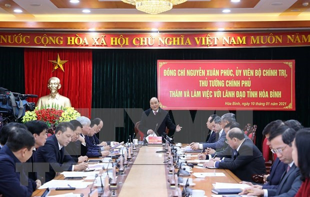 政府总理阮春福在会议上发表讲话 图自越通社 越南政府总理阮春福:和平省应更好地发挥与首都河内接壤的地理优势 ảnh 1