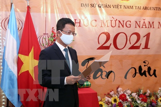 越南驻阿根廷大使杨国青在见面会上发言。图自越通社 越南驻阿根廷举行2021辛丑年春节见面会 ảnh 1