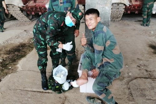 Ndo. Kham上尉脸上的灿烂微笑,对胡医生的帮助表达感激之情(图片来源:人民军队报) 操场上的越老兄弟情深 ảnh 2
