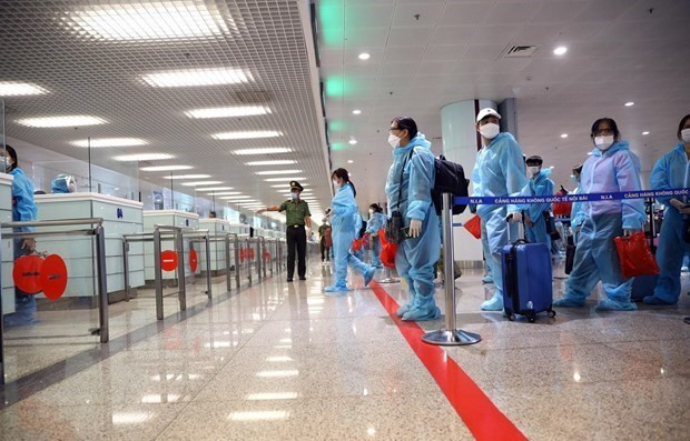 附图:旅客在机场办理登记手续。图自越通社 外交部例行记者会:越南尚未出台针对新冠疫苗接种人员的入境规定 ảnh 1