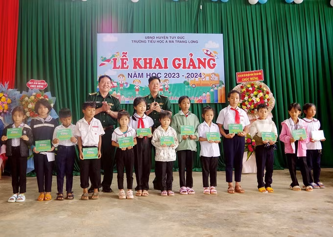 越南各地少数民族学生兴高采烈迎来新学年 ảnh 3