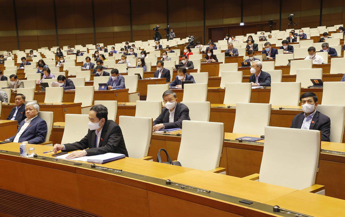 国会代表讨论司法和反腐败工作相关问题。图自越通社 越南第十五届国会第二次会议:继续讨论司法和反腐败工作相关问题 ảnh 1