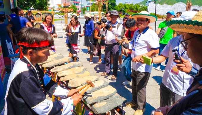 在传统文化展区上向游客介绍民族的乐器 越南中部各民族文化节有助于弘扬当地传统文化价值 ảnh 5