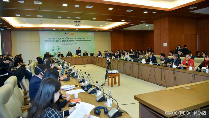 座谈会场景。图自baoquocte.vn 新冠肺炎疫情:加强合作应对公共卫生挑战 ảnh 2