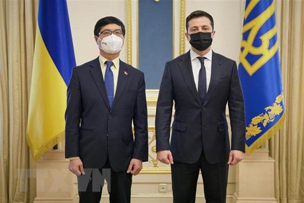越南驻乌克兰大使阮红石日前向乌克兰总统沃伦米尔·泽伦斯基递交国书。图自越通社 乌克兰总统对越南所取得的成就表示印象深刻 ảnh 1