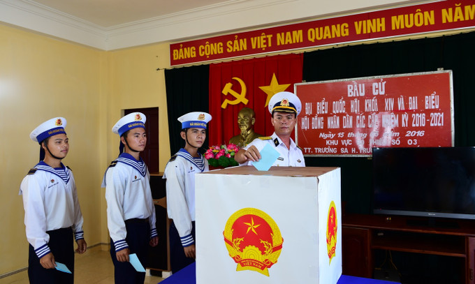 附图:选民们在长沙镇三号投票站投票。图自https://baohaiquanvietnam.vn 庆和省长沙岛县部分投票站将提前投票 ảnh 1