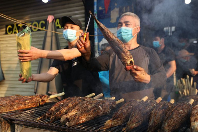 越南财神节独特供奉品--烤鳢鱼 ảnh 1