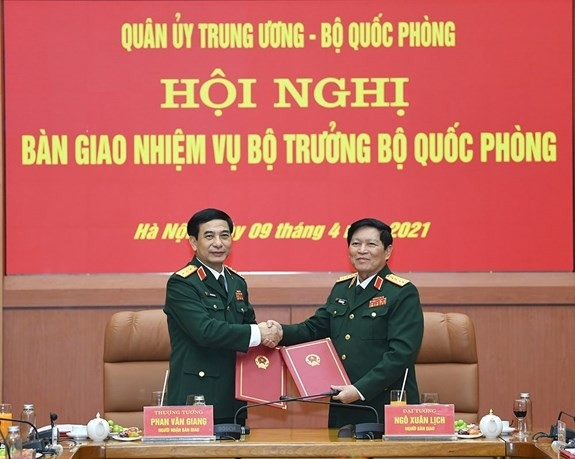 吴春历大将与潘文江上将签署了国防部长职务交接纪要。图自人民军队报 越南国防部长职务交接仪式在河内举行 ảnh 1