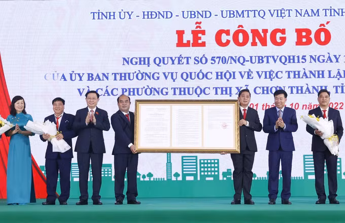 国会主席王廷惠出席平福省真诚市成立决定公布仪式 ảnh 2