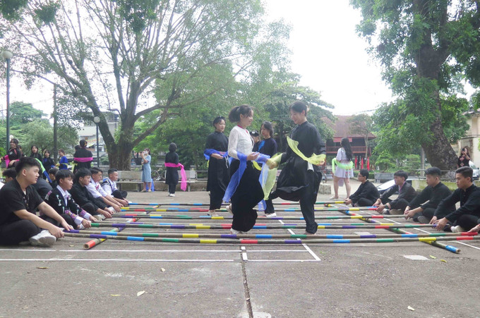 太原省太原市越北山区高中学校新学年开学典礼中举行的民间游戏 越南各地少数民族学生兴高采烈迎来新学年 ảnh 5