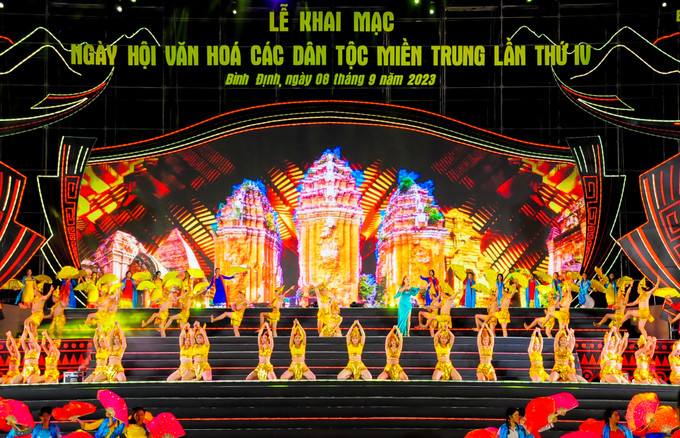 越南中部各民族文化节开幕式的亮点是题为“色彩斑斓汇聚中部”的艺术活动 越南中部各民族文化节有助于弘扬当地传统文化价值 ảnh 1