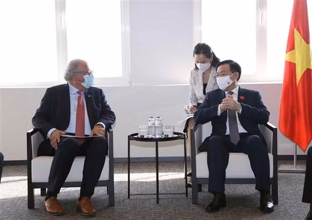 越南国会主席王廷惠会见欧洲各大集团代表 ảnh 1