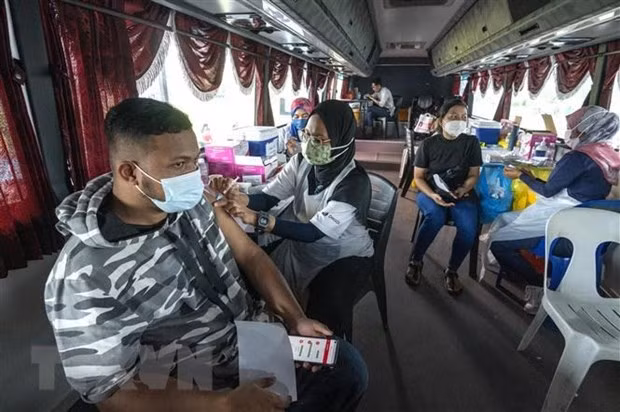 马来西亚将启动接种第三剂新冠疫苗“加强针” 老挝万象加强防疫措施 ảnh 1