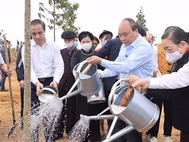 阮春福总理出席宣光省2021辛丑年春季植树节启动仪式 ảnh 1