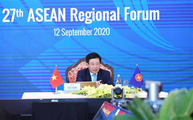 越南政府副总理兼外长范平明主持召开国际记者会 通报AMM53和相关会议成果 ảnh 1