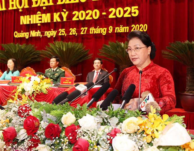 越共中央政治局委员、国会主席阮氏金银在会议上发表指导讲话。图自越通社 越南国会主席阮氏金银出席越共广宁省第十五次代表大会 ảnh 1