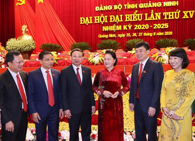 阮氏金银与各位代表交谈。图自越通社 越南国会主席阮氏金银出席越共广宁省第十五次代表大会 ảnh 2