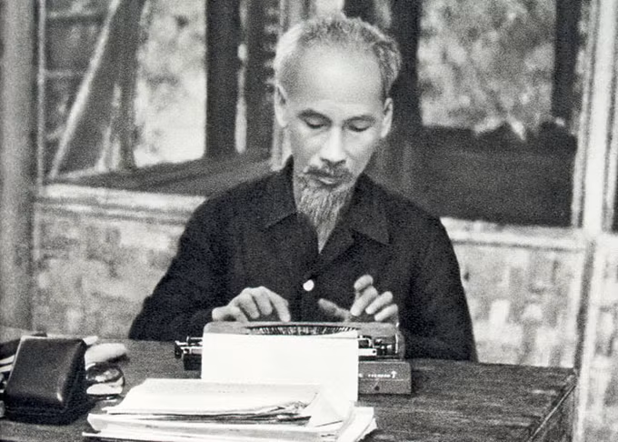 胡志明主席： 革命道德的一面明镜 ảnh 1