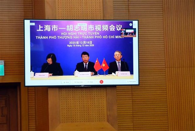 胡志明市委副书记阮胡海与上海市委副书记于绍良举行视频会议。图自越通社 胡志明市与上海市加强合作 ảnh 2