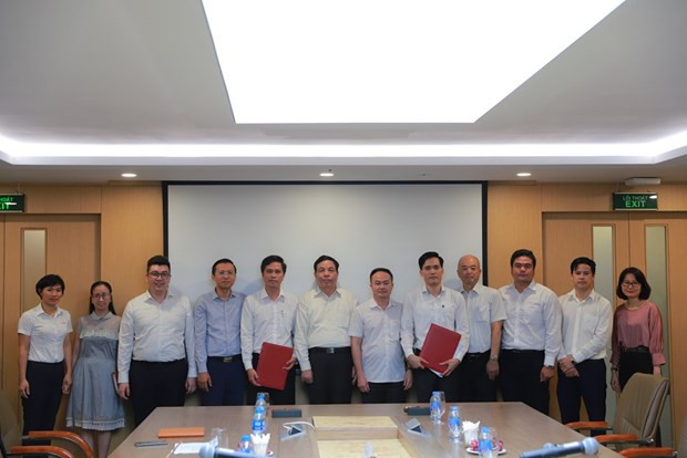 FECON和泰和风力发电项目投资方——太平洋集团股份公司刚签署有关施工II.B01标段的合同。图自越通社 FECON参加泰和风力发电项目施工工作 ảnh 1