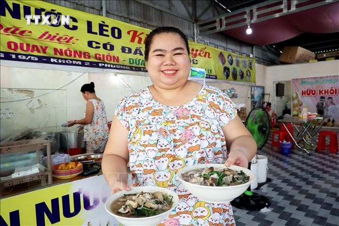 金线餐馆老板金仙仙向食客介绍汤汁米线这道特色美食的相关信息 vna-potal-tru-danh-bun-nuoc-leo-tra-vinh-stand.jpg