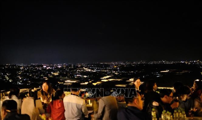 此次旅程的第二个目的地是“辽村”。图自越通社 da-lat-say-dem-04062024-01.jpg
