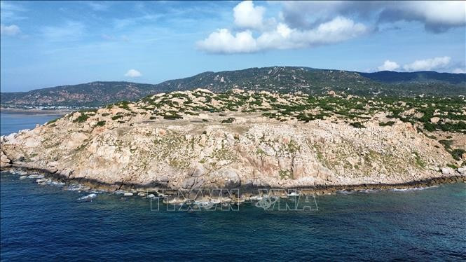 主山国家公园的海岸石园的美景。图自越通社 cong-vien-da2-180425.jpg
