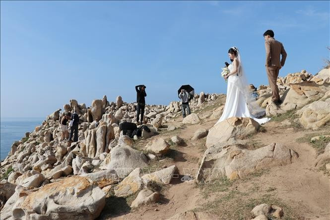 游客在宁顺省宁海县永海乡主山国家公园岩石公园里拍照。图自越通社 cong-vien-da5-180425.jpg