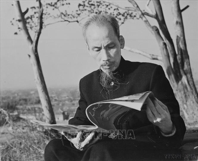 1953年,胡志明主席访问中国期间,在其住房前阅读报纸。图自越通社 chu-tich-ho-chi-minh-bccmvn-18062025-04.jpg
