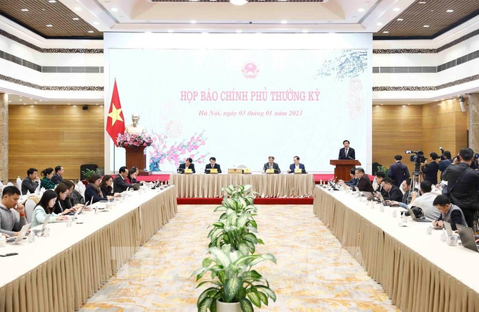 政府办公厅主任陈文山在政府与地方视频会议和政府12月份例行会议上发表讲话。图自越通社 政府例行记者会:下大决心实施2023年经济社会发展计划 ảnh 1