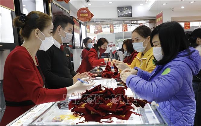 附图。图自越通社 财神节: 越南国内黄金价格上涨每两40万越盾 ảnh 1