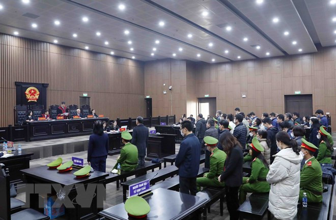 庭审现场。图自越通社 AIC董事长兼总经理阮氏青娴获刑30年 ảnh 1