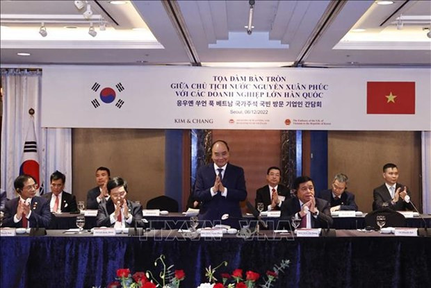 越南国家主席阮春福与韩国大型企业座谈会。图自越通社 越南国家主席阮春福出席越韩企业论坛 会见韩国金融银行业大型公司领导 ảnh 1