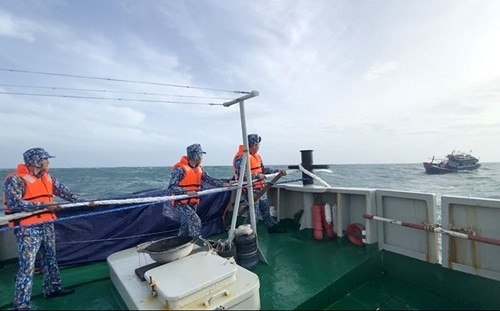 128海团将在头顿海域遇险的QNg 90534 TS号渔船拖带回岸 ảnh 1
