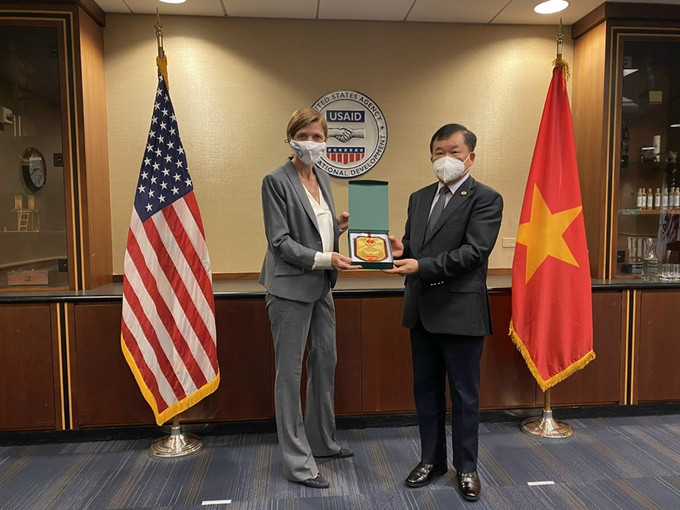 黄春战上将与美国国际发展署(USAID)署长萨曼莎·鲍尔。图自《人民军报》 越南和美国进一步加强解决战争遗留问题的合作 ảnh 2
