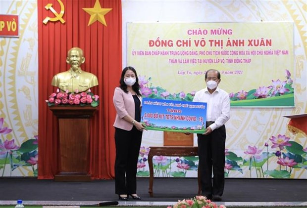 国家副主席武氏映春向Lap Vo 县移交5000套快速检测试剂盒。图自越通社 越南国家副主席武氏映春在同塔省开展新冠肺炎疫情防控慰问工作 ảnh 1