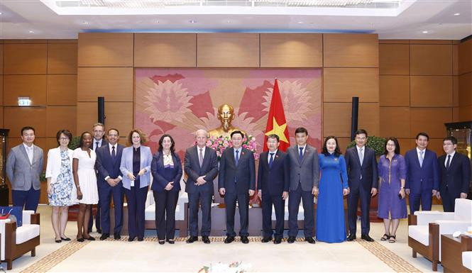 与会代表合影。图自越通社 越南国会主席王廷惠会见世界银行首席执行官阿克塞尔· 冯· 托森伯格 ảnh 2