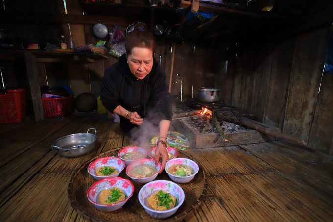 依林老人亲手烹制菜肴,满足游客品尝美食和了解文化的需求 艺人依林--色当族文化传人 ảnh 2