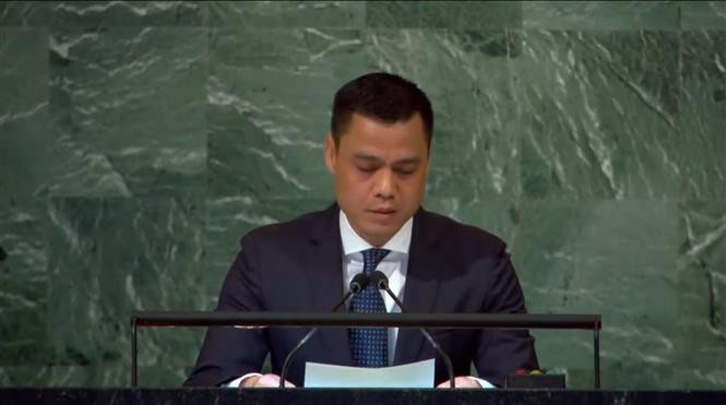 越南常驻联合国代表团团长邓黄江大使在会议上发表讲话。图自越通社 联大第77届大会:越南呼吁结束乌克兰冲突 ảnh 2