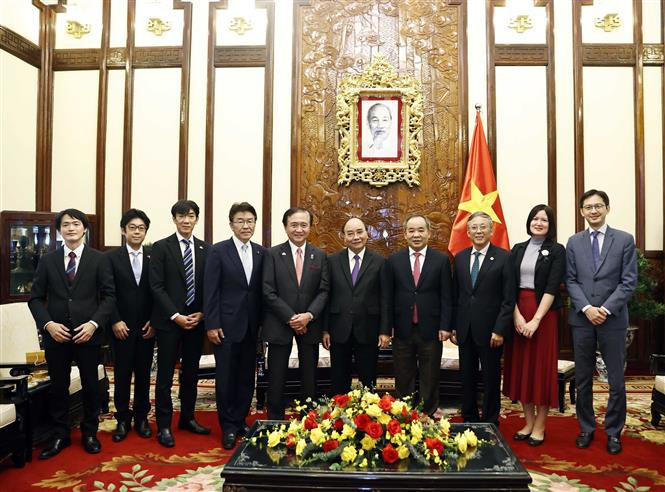双方代表合影。图自越通社 越南国家主席阮春福会见日本神奈川县知事黑岩佑治 ảnh 2