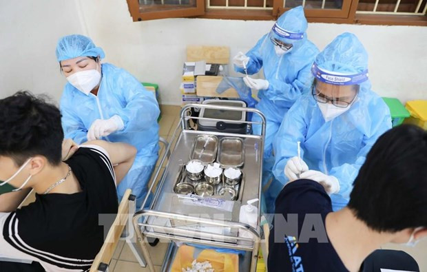 对学生接种新冠疫苗。图自越通社 河内市为学生安全返校作了周密部署和精心筹划 ảnh 1