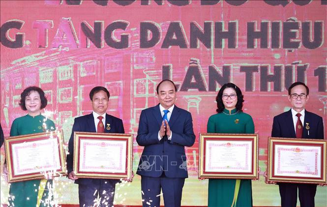 阮春福为农业学院12名教师授予了优秀教师称号。图自越通社 越南国家主席阮春福出席越南农业学院2021-2022学年开学典礼 ảnh 1