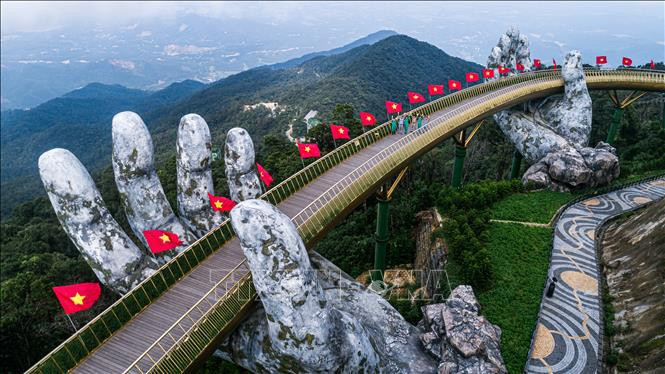 岘港市的金桥。图自越通社 岘港启动旅游复苏计划 ảnh 1