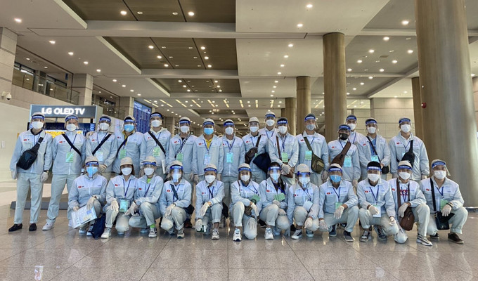 越南劳务在仁川机场入境韩国。图自越通社 越南促进对韩劳务输出工作 ảnh 1