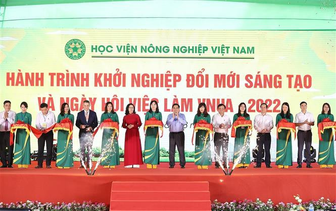 政府总理范明政参加“创新创业之旅暨2022年VNUA就业节”剪彩仪式。图自越通社 越南政府总理范明政:将传统农业经验与科技和创新结合起来 实现农业可持续高效发展 ảnh 3