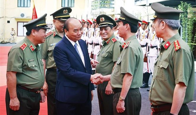 越南国家主席、国防安全委员会主席阮春福18日探访了公安部经济安全局。图自越通社 国家主席阮春福:主动发现及时处理问题 确保经济发展安全 ảnh 1
