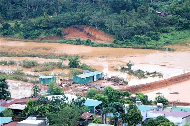 在得农省,连续多天的强降雨导致多个建设工程、房屋、湖泊、道路和桥梁受损。图自越通社 自然灾害给越南多地造成巨大损失 ảnh 1
