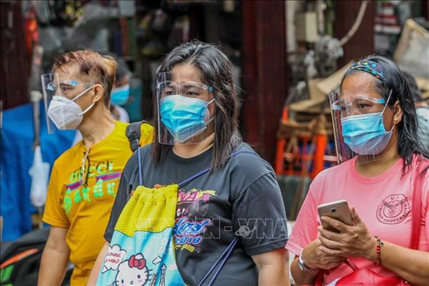 菲律宾民众上街时佩戴防护品。图自新华社/越通社 新冠肺炎疫情在菲律宾和印尼迅速蔓延 ảnh 1